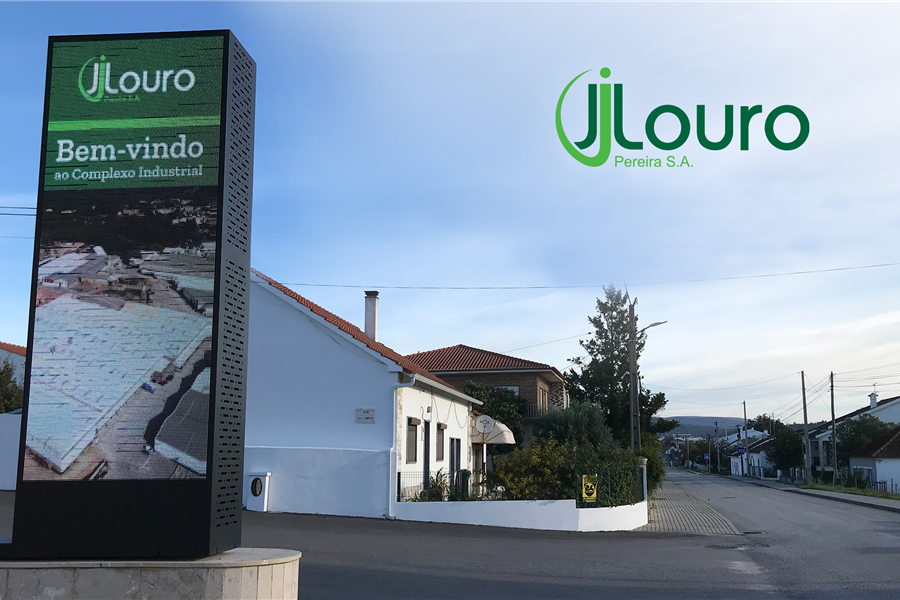 Totem digital dá boas-vindas ao complexo industrial J.J. Louro