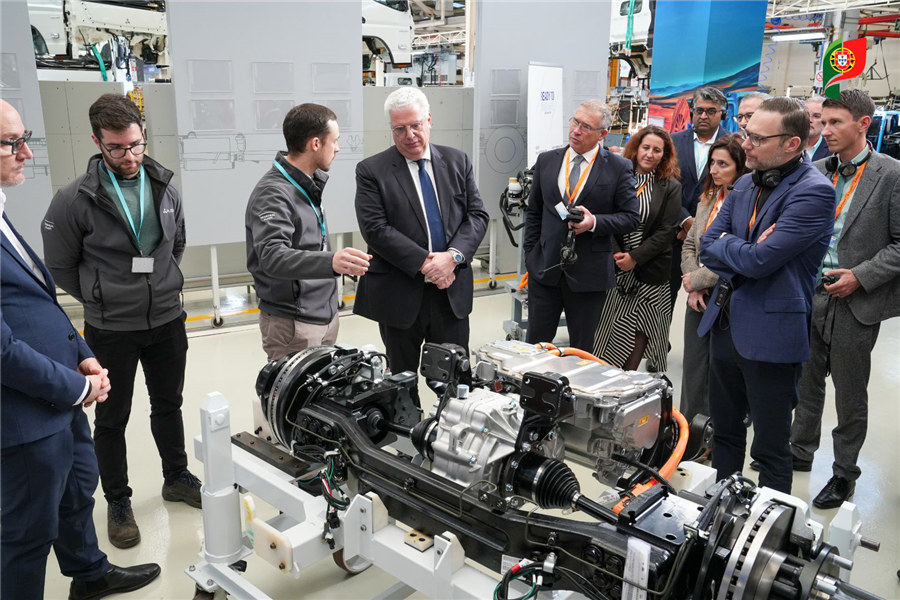 Ministro da Economia visita Mitsubishi Fuso Truck Europe