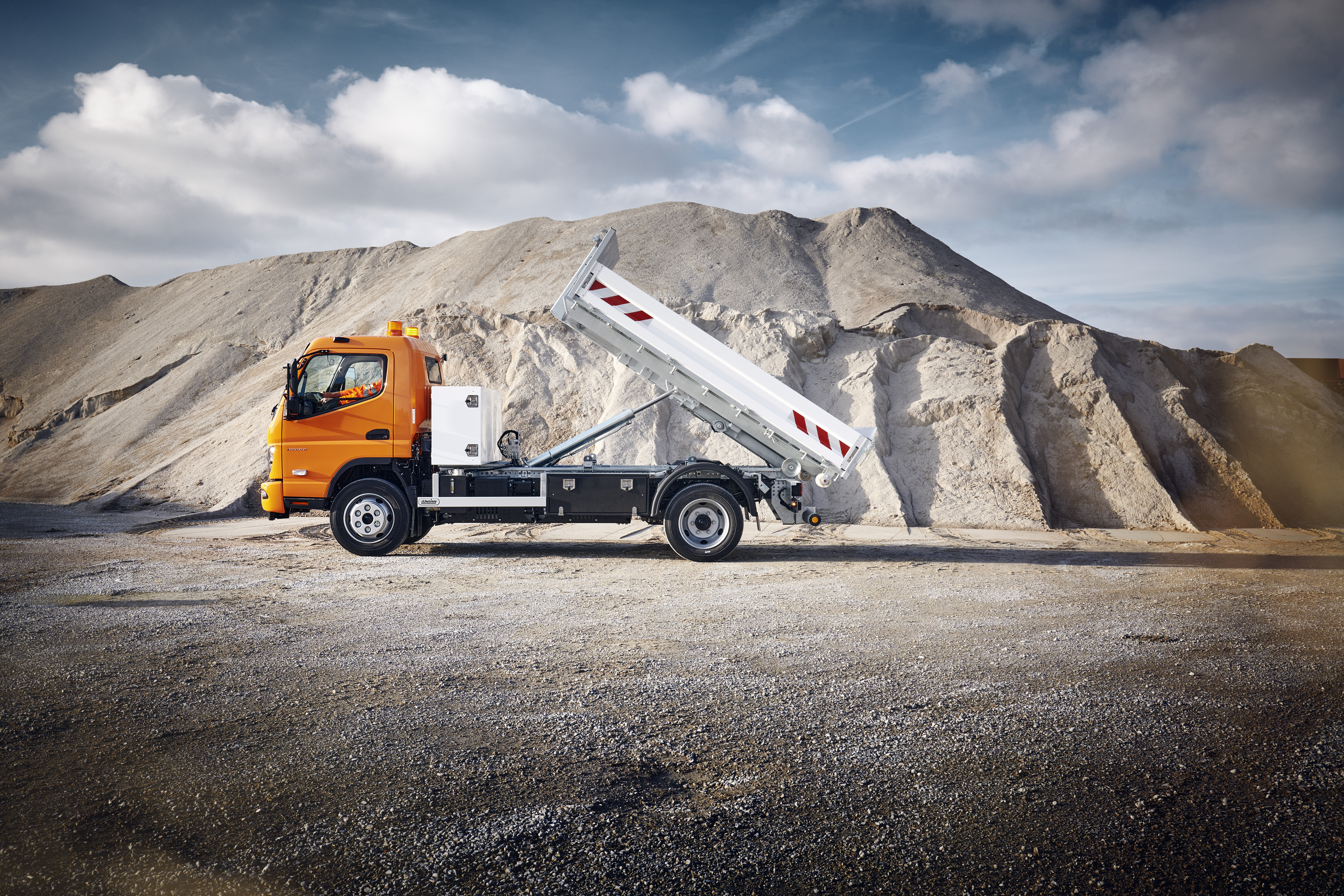 FUSO apresenta versatilidade e inovação na bauma 2025 com três variantes do Canter