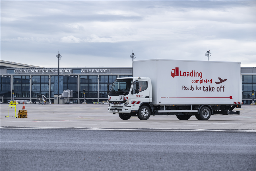 Flughafen Berlin Brandenburg aposta na mobilidade elétrica com camião FUSO eCanter