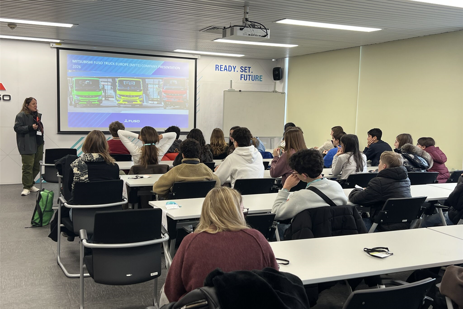Mitsubishi Fuso Truck Europe recebe alunos da Escola Alemã de Lisboa na unidade do Tramagal